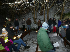 Waldadvent in der Fatima-Grotte (Foto: Karl-Franz Thiede)